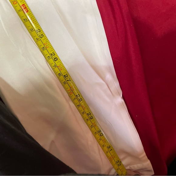 A satin blouse. - Picture 7 of 8